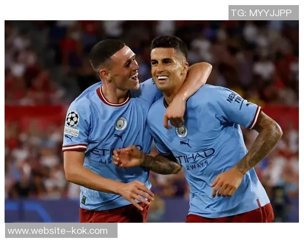 曼城新赛季全家福展现团结精神瓜帅领衔福登与B席并肩作战